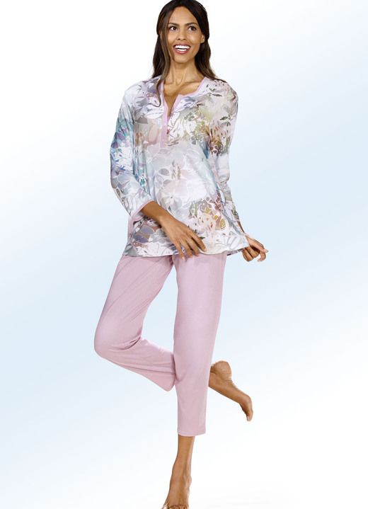Schlafanzüge & Shortys - Pyjama mit langen Ärmeln und 7/8-langer Hose, in Größe 036 bis 054, in Farbe ROSENHOLZ-BUNT Ansicht 1